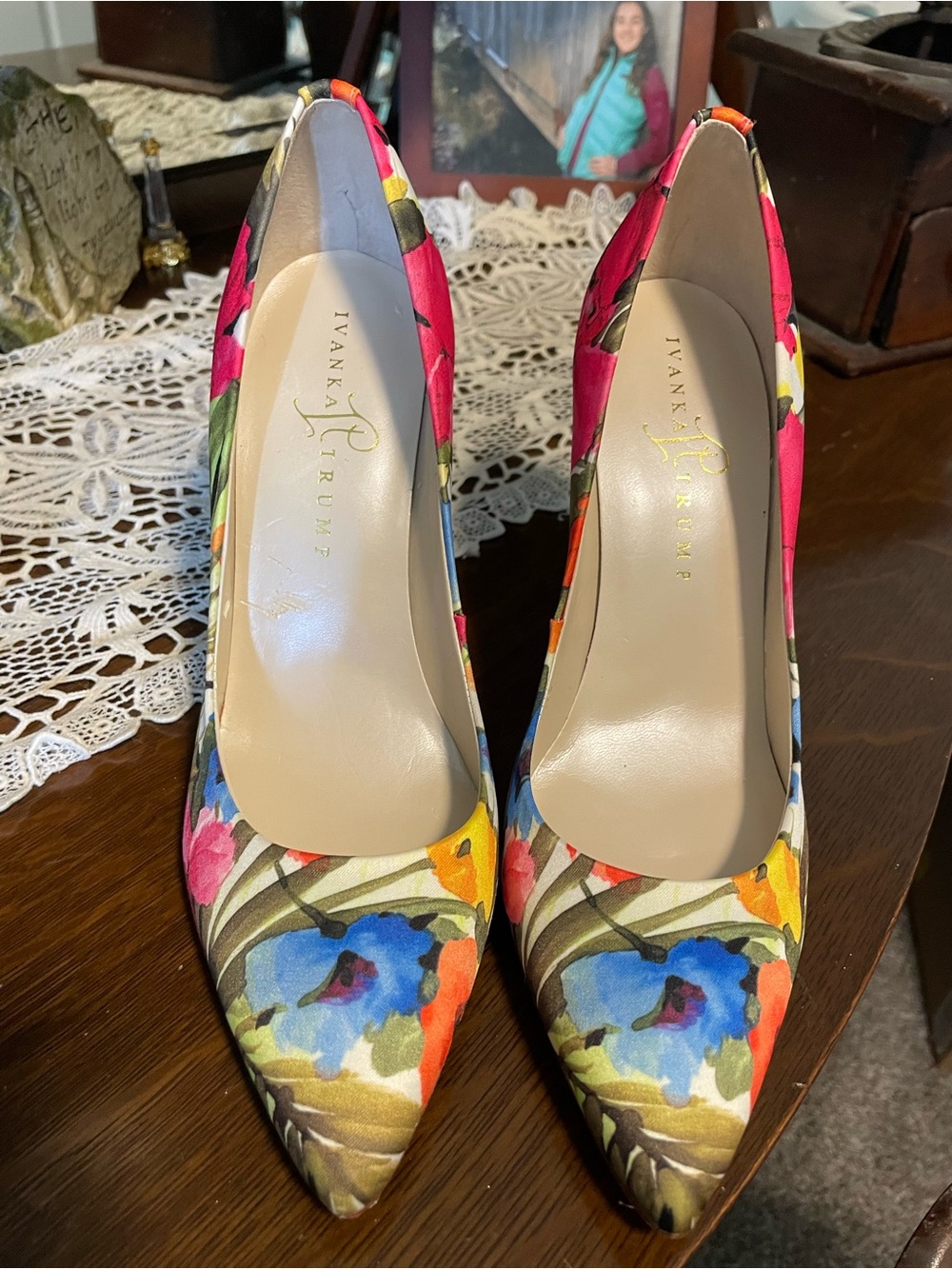 Ivanka Trump Pink Floral Pointed-Toe Pumps. 4 in heels. Item # 11564